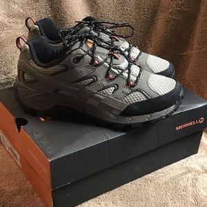 New in box Boys Merrelll hiking shoes size 6